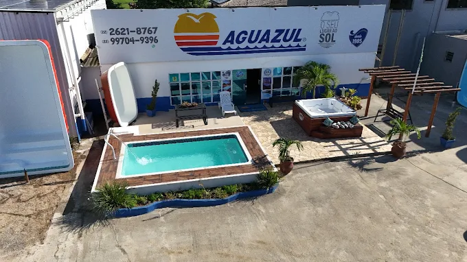 Fachada da loja Aguazul em São Pedro da Aldeia, com piscinas e SPA em exposição