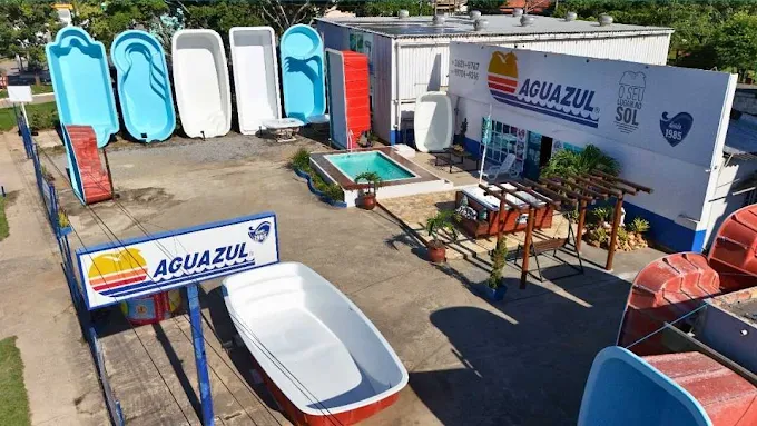 Pátio da loja Aguazul com modelos de piscinas de fibra em exposição