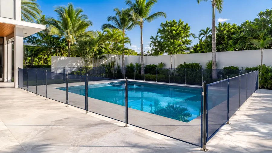Piscina de fibra com cerca de proteção instalada em residência na Região dos Lagos