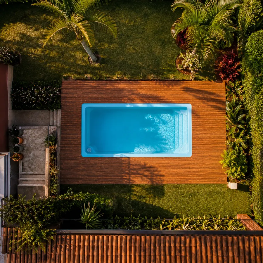Piscina de fibra em quintal paisagizado, vista de cima — obra Aguazul